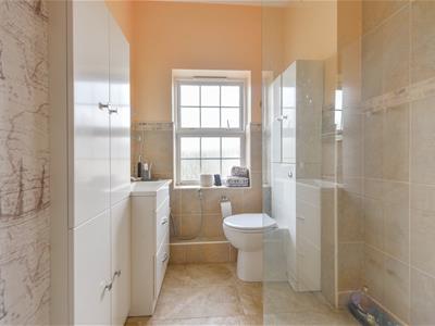FAMILY SHOWER ROOM